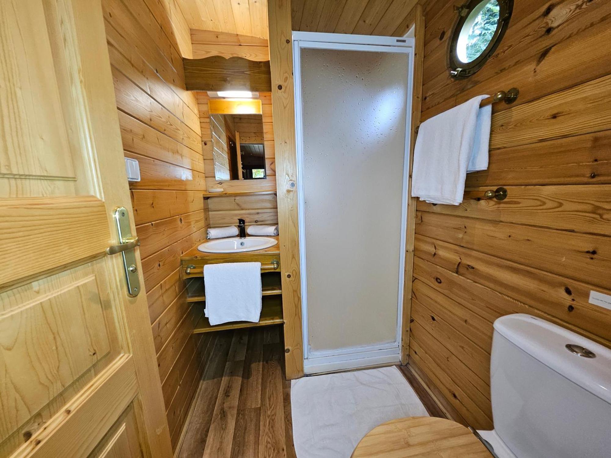 Casa de hóspedes Le Roulottes Du Petit Gouffre De Avec
